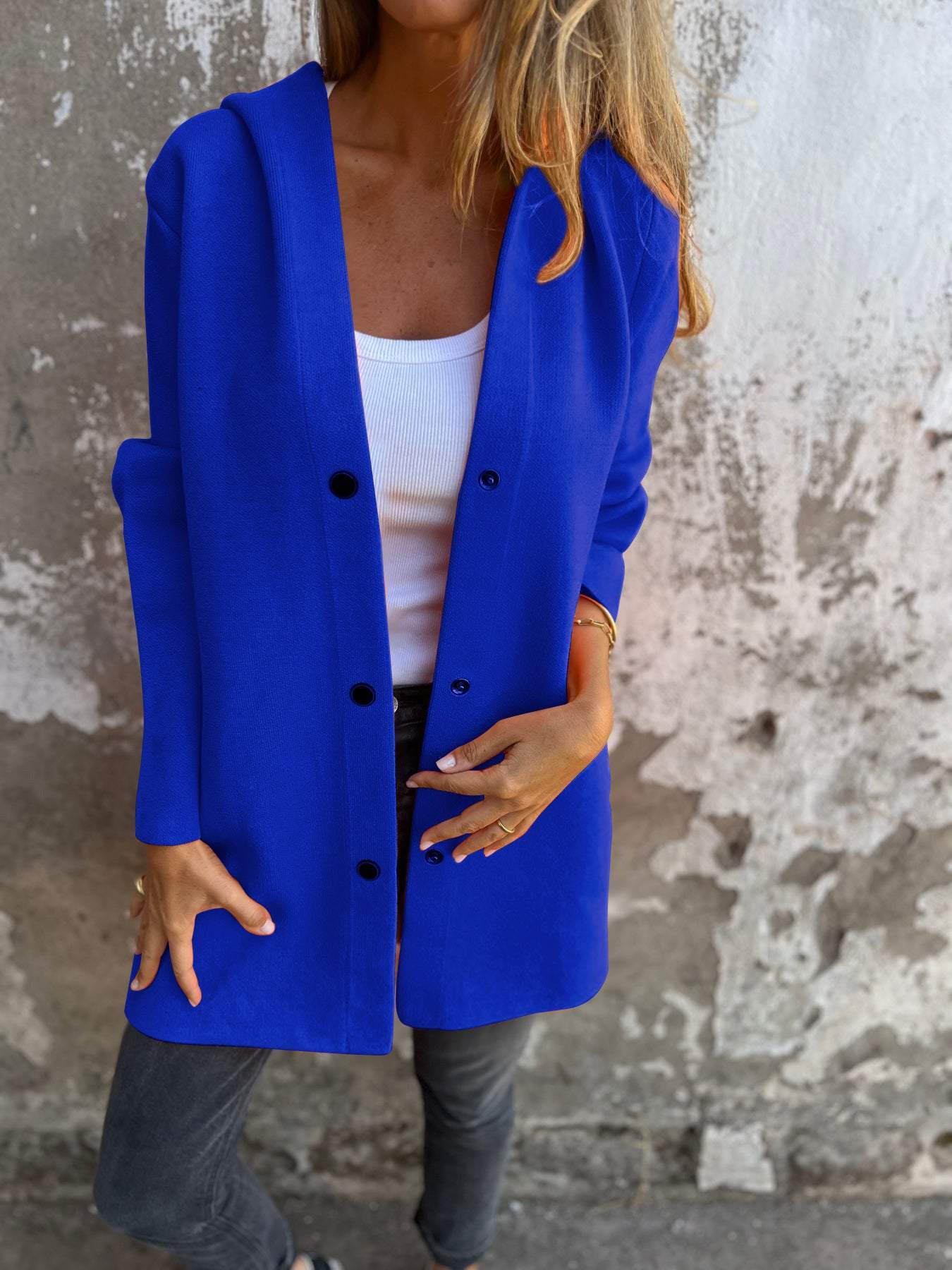 ARIANE™ | GILET TRICOTÉ AVEC BOUTONS ET CAPUCHE
