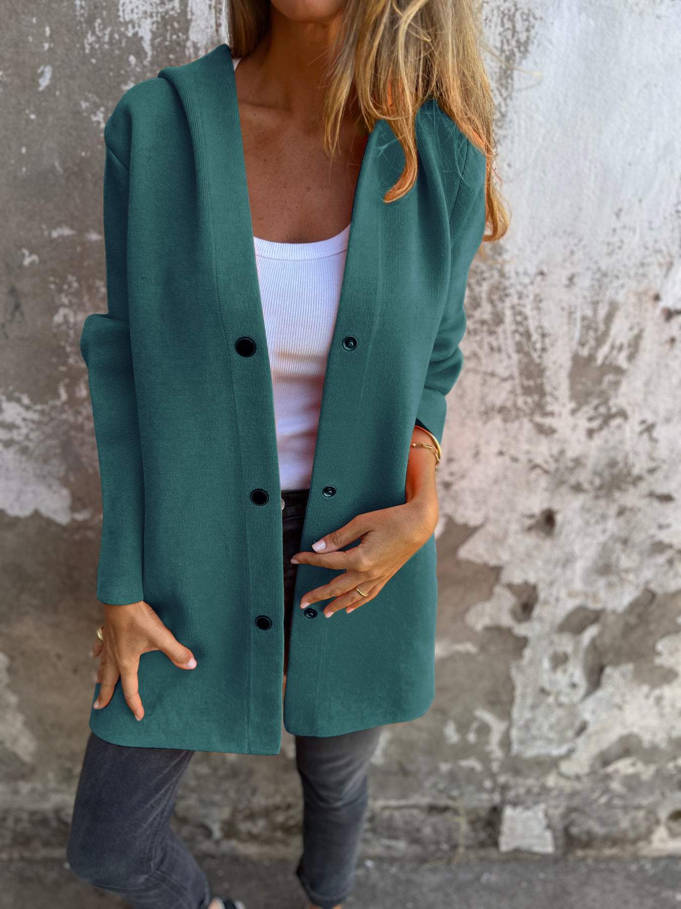 ARIANE™ | GILET TRICOTÉ AVEC BOUTONS ET CAPUCHE