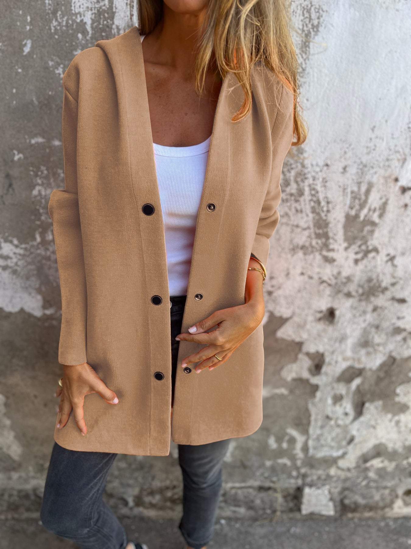 ARIANE™ | GILET TRICOTÉ AVEC BOUTONS ET CAPUCHE