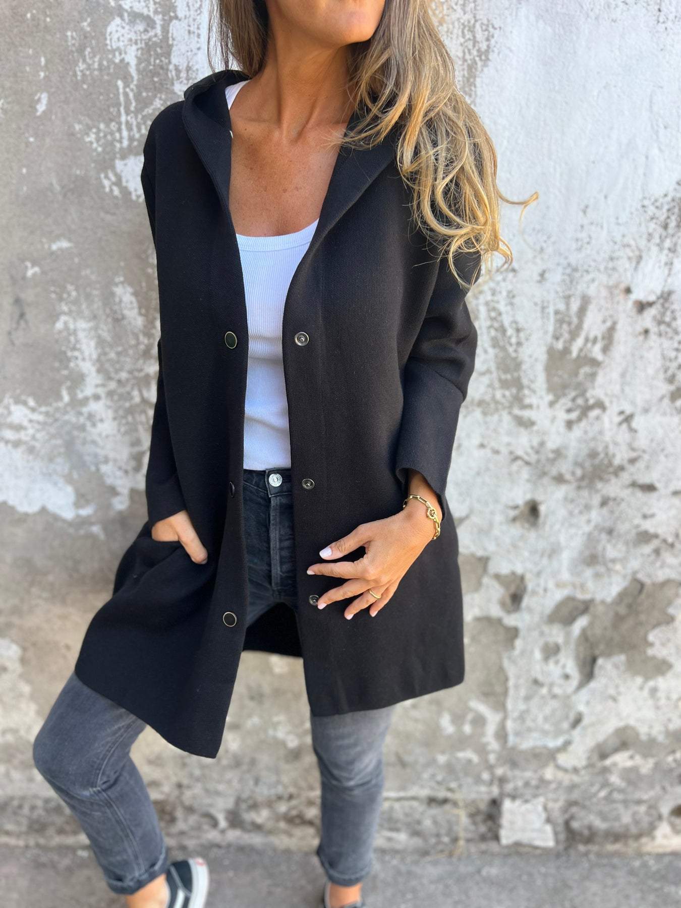 ARIANE™ | GILET TRICOTÉ AVEC BOUTONS ET CAPUCHE