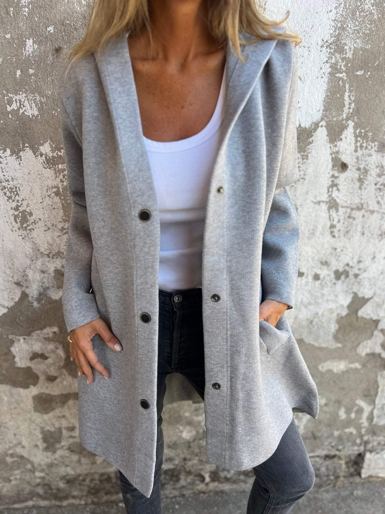 ARIANE™ | GILET TRICOTÉ AVEC BOUTONS ET CAPUCHE