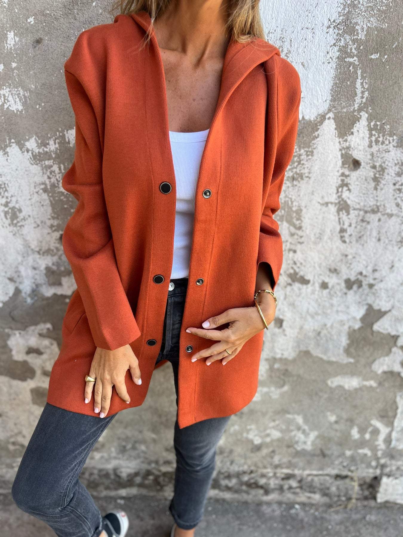 ARIANE™ | GILET TRICOTÉ AVEC BOUTONS ET CAPUCHE