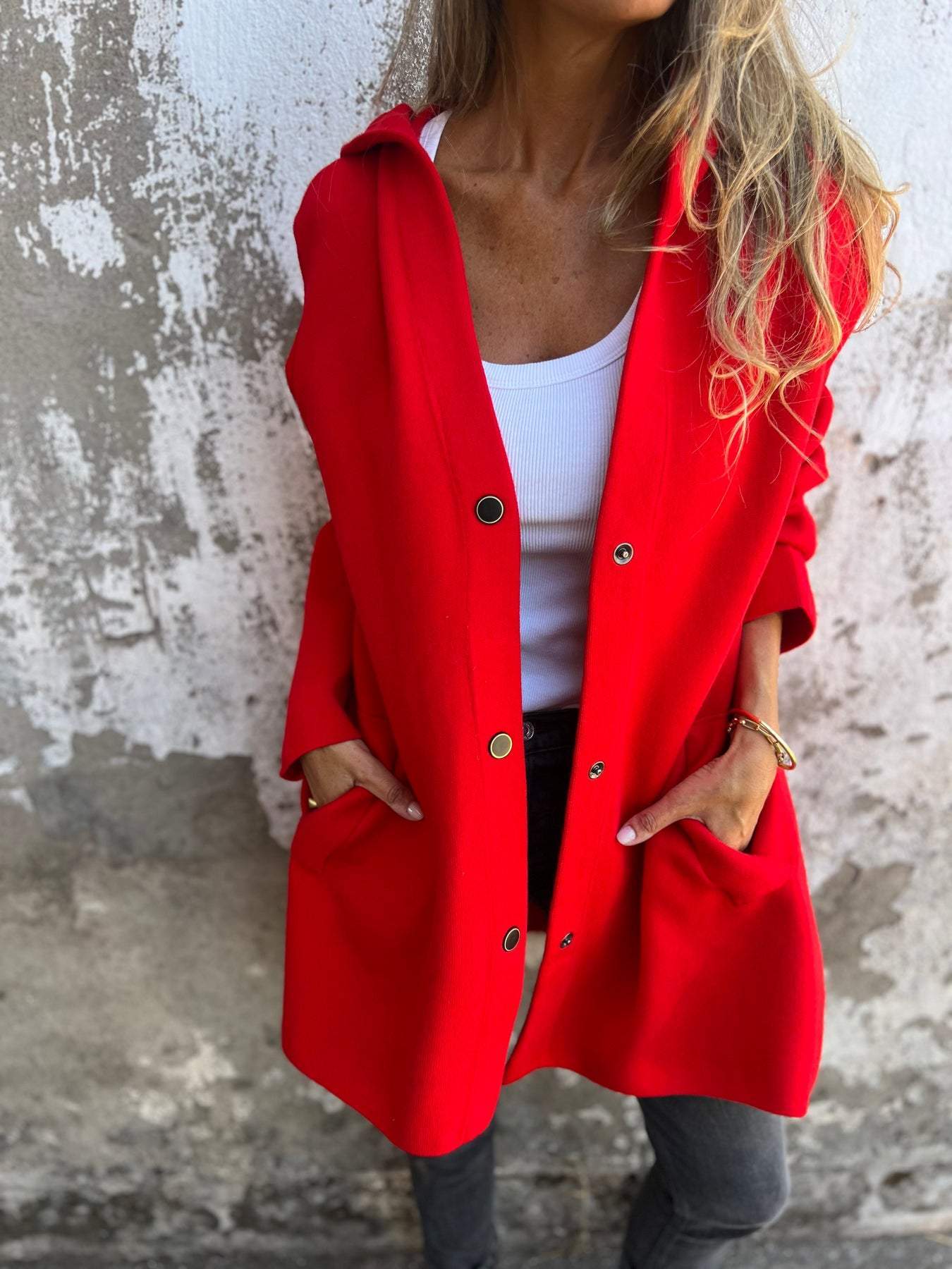 ARIANE™ | GILET TRICOTÉ AVEC BOUTONS ET CAPUCHE