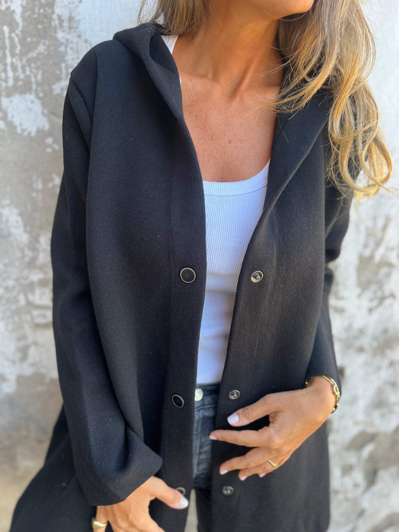 ARIANE™ | GILET TRICOTÉ AVEC BOUTONS ET CAPUCHE
