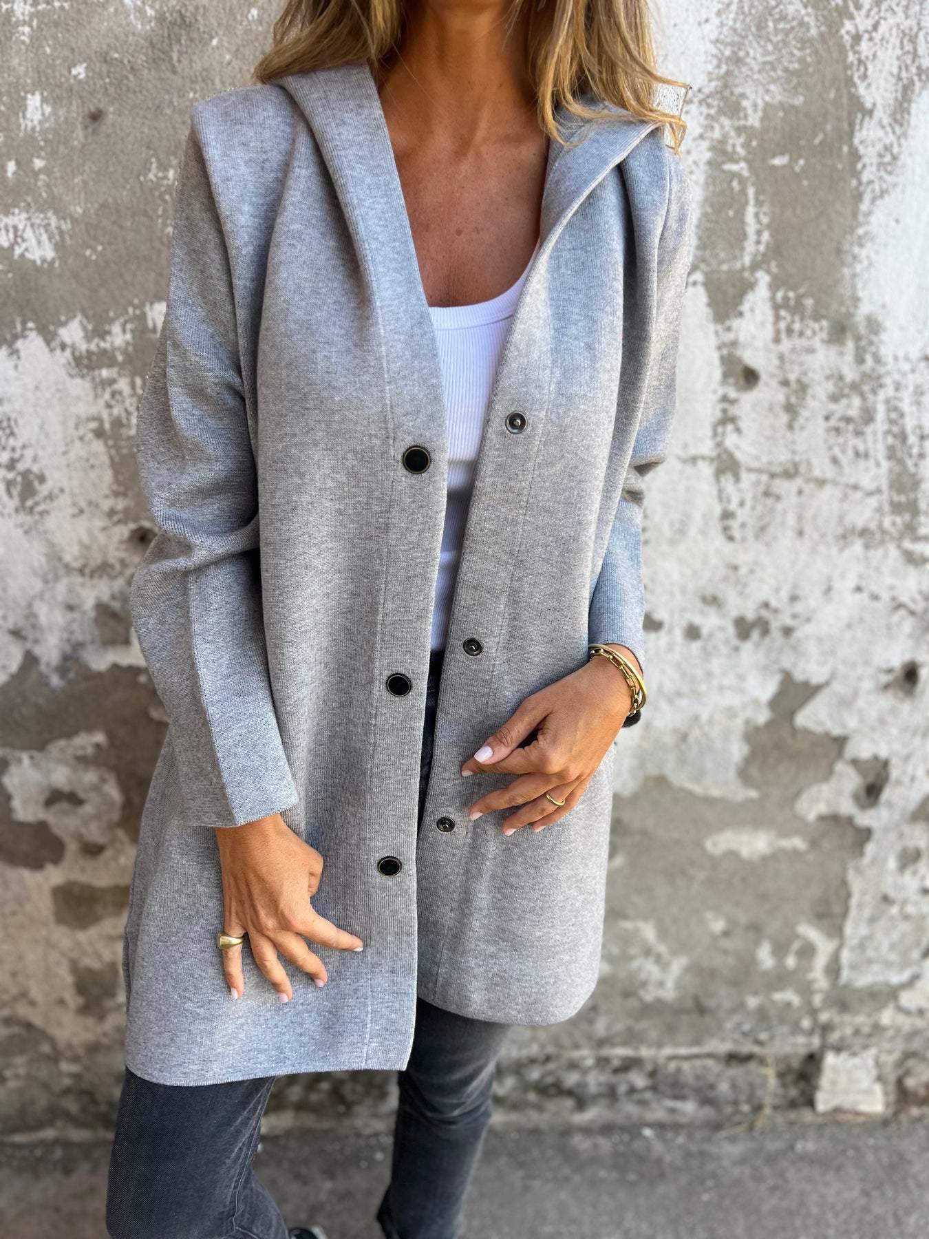 ARIANE™ | GILET TRICOTÉ AVEC BOUTONS ET CAPUCHE