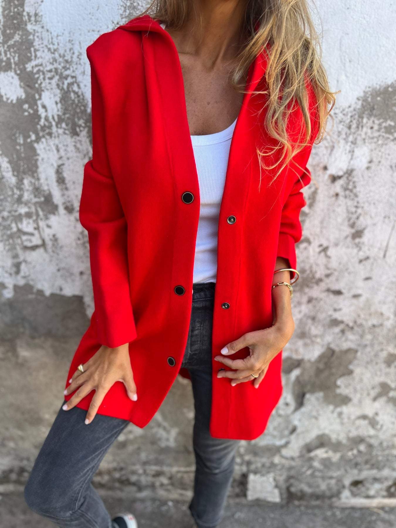 ARIANE™ | GILET TRICOTÉ AVEC BOUTONS ET CAPUCHE